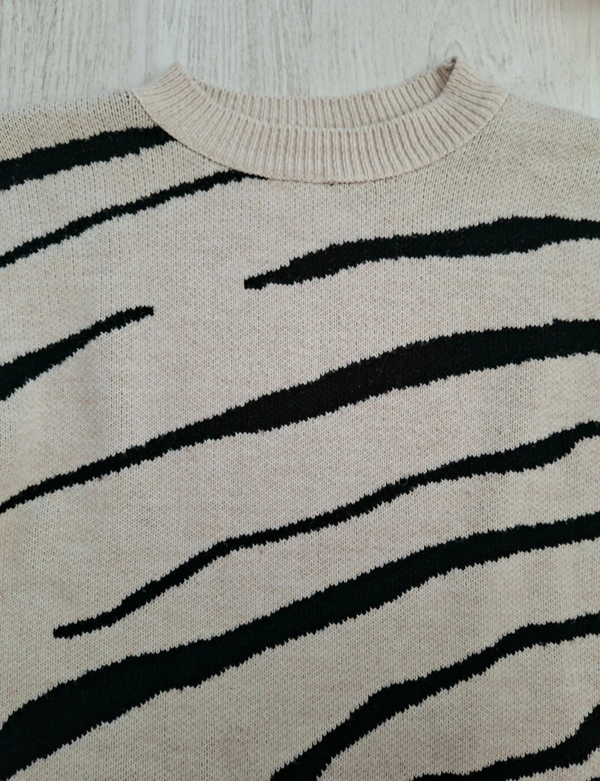 Women's Warm and Thick Animal Print Striped Beige/Black Top/Sweater - Size M – photo 6